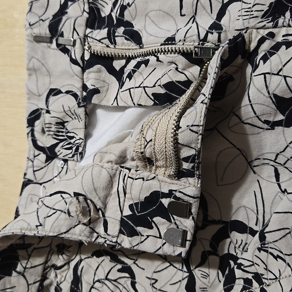 Floral Black and Cream Women's Shorts Ann Taylor Loft Size 6 4" Mid-Rise - Picture 8 of 9